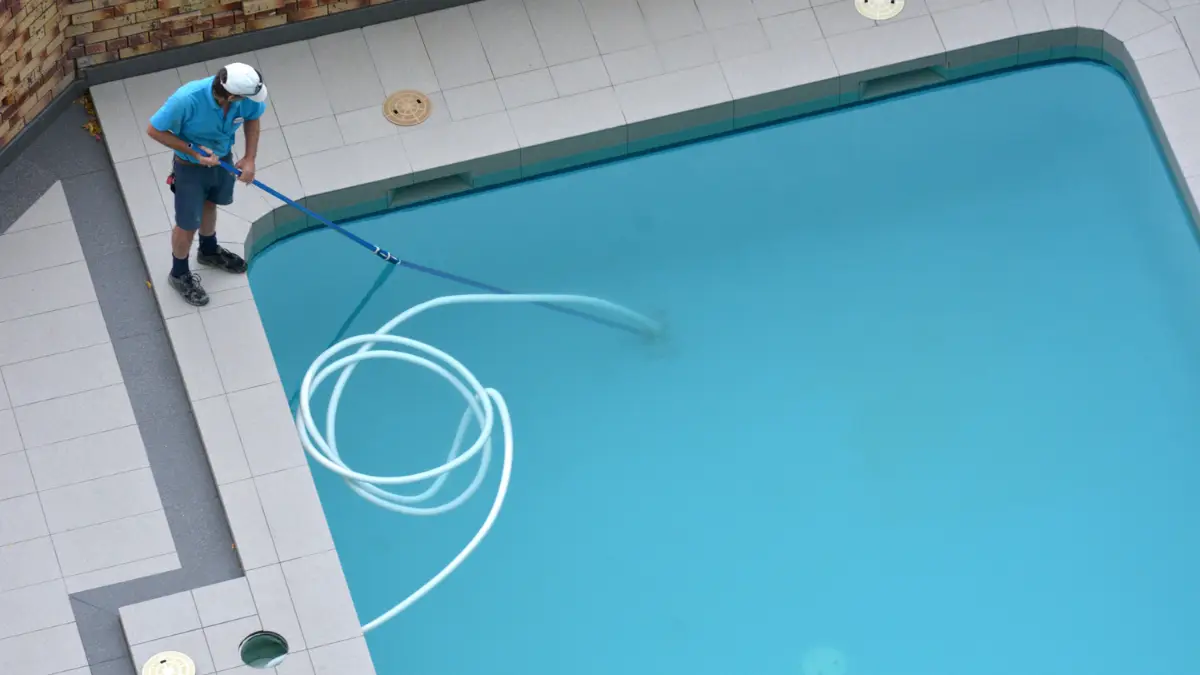 Como limpar piscina verde