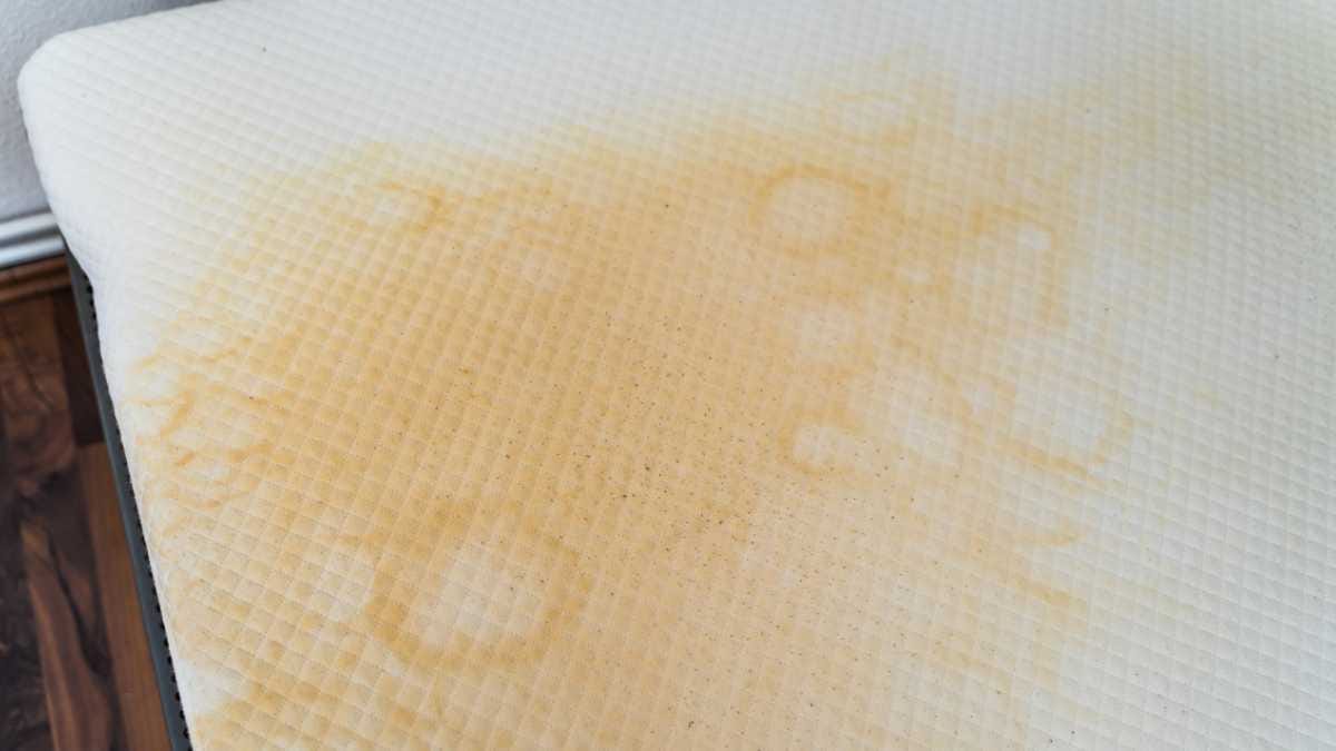 Como tirar mancha amarela de colchão branco