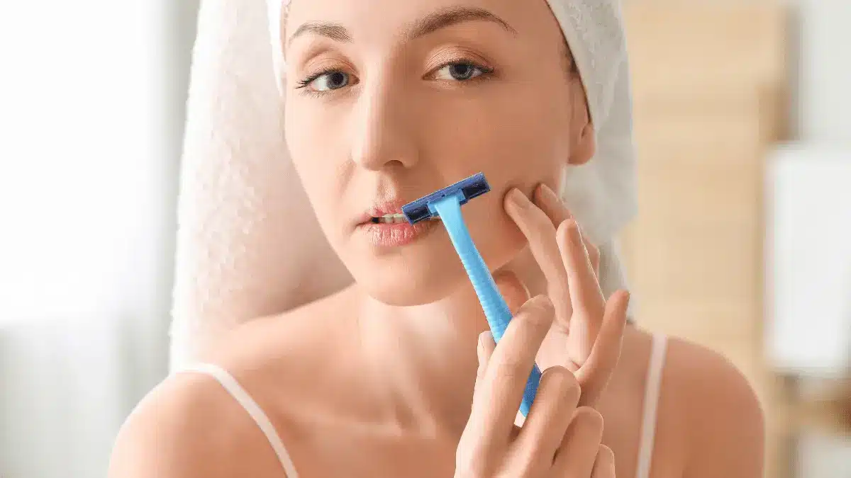 Raspar o bigode feminino faz crescer mais grosso