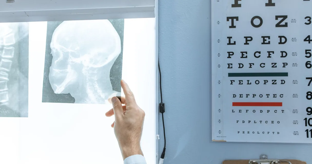 Médico examinando uma radiografia contra a luz da janela em um consultório